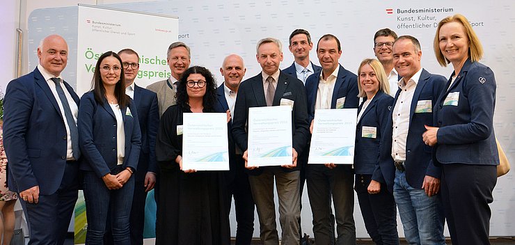 © Land Tirol/Kathrein Gruppenfotos mit den Projektteams - die drei Personen in der Mitte halten jeweils eine Urkunde mit der Auszaichnung in Händen