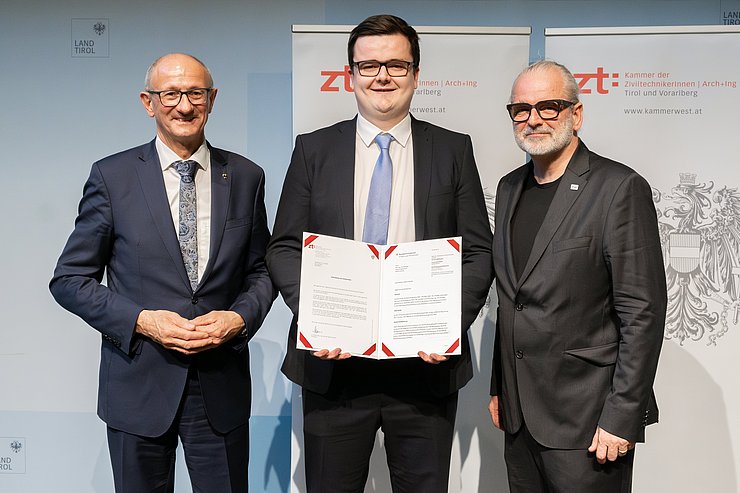 Mattle, Vogl-Fernheim und Stftinger, der eine Urkunde hält