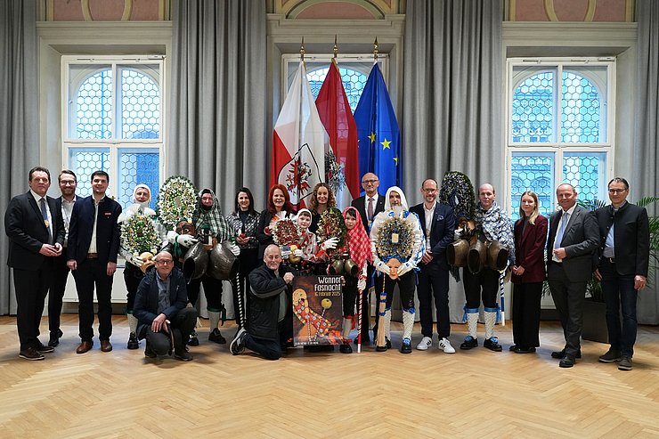 Gruppenbild der gesamten Tiroler Landesregierung gemeinsam mit der Delegation aus Wenns.