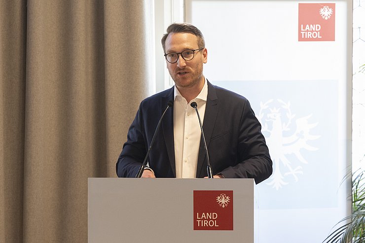 Ein Mann beim Sprechen.