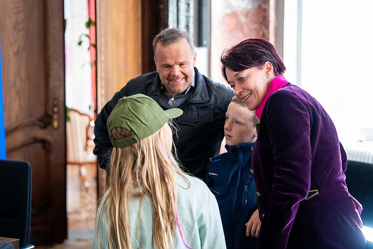 Landtagspräsident Sonja Ledl-Rossmann redet mit Kind.