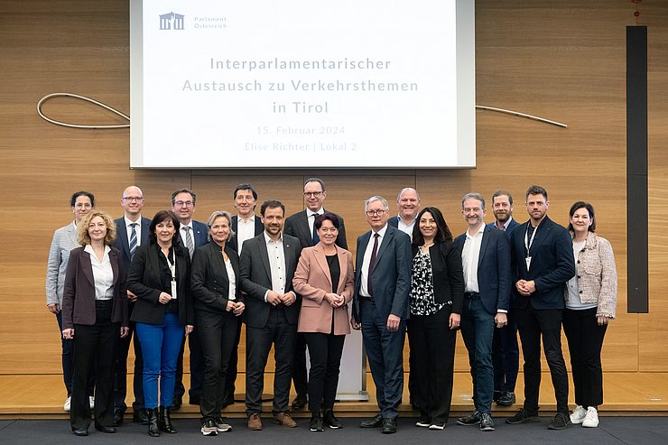 Gruppenfoto von links erste Reihe: Leiterin Corporate Affairs und CEO Büro der ÖBB-Holding AG Bettina Gusenbauer, LA Birgit Obermüller, LA Evelyn Achhorner, LA Florian Riedl, LTPin Sonja Ledl-Rossmann, NR Alois Stöger, NRin Selma Yildirim, NR Hermann Weratschnig, KO Gebi Mair; zweite Reihe: Judith Engel, Vorständin der ÖBB-Infrastruktur AG, Geschäftsführer der ASFINAG Alpenstraßen GmbH Stefan Siegele, Geschäftsführer der ASFINAG Bau Management GmbH Andreas Fromm, NR Johannes Margreiter, NR Andreas Ottenschläger, NR Alois Schroll, LA Andrea Haselwanter-Schneider