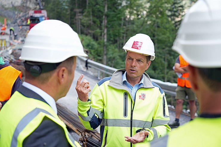 Guglberger auf Baustelle mit LHstv Geisler redend