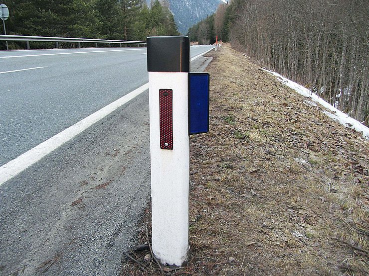 © Land Tirol Straßenbegrenzung/Leitpflock mit Wildwarnreflektor