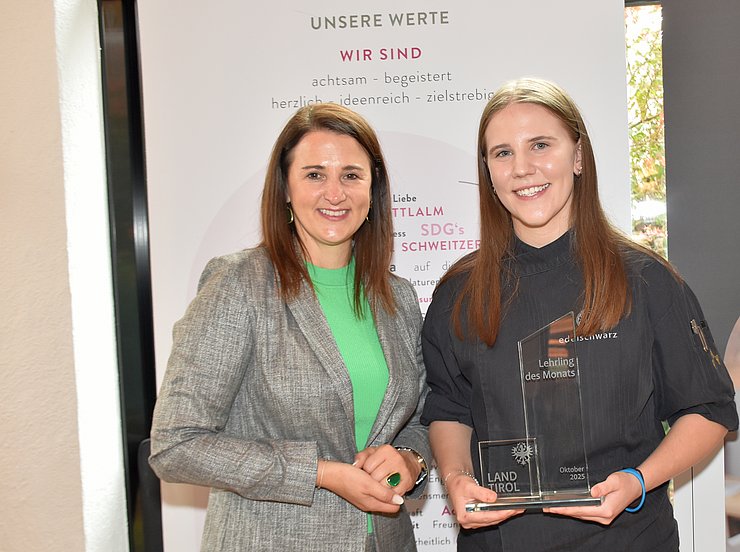 Arbeits- und Jugendlandesrätin Astrid Mair gratulierte Eva Maizner zum "Lehrling des Monats Oktober 2025" in ihrem Betrieb Alpenresort Schwarz in Mieming.