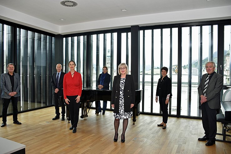 © Land Tirol/Huldschiner v.l. Vize-Rektor Mozarteum Mario Kostal, Nikolaus Duregger, TLK, Rektorin Elisabeth Gutjahr, LRin Beate Palfrader, hinten v.li. Vize-Rektorin Anastasia Weinberger, Isabelle Gabbe, Leiterin des Departments für Musikpädagogik Innsbruck, Studienkoordinator Maximilian Bauer.