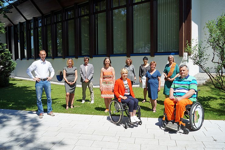 © Weber Die TeilnehmerInnen der Sitzung, von links Bgm Günter Salchner, BH Katharina Rumpf, Christian Biendl, Isolde Kafka, Daniela Friedle, Cornelia Atalar, Ruth Vogler, Maria Kerber, Angela Woldrich, Bernhard Gruber.