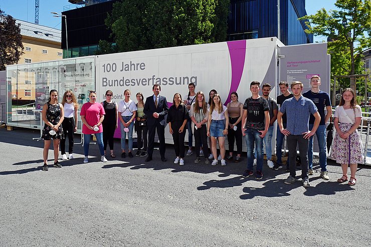 Auch SchülerInnen der 4LWE der HBFLA Rotholz besuchten den Info-Point vor dem "Haus der Musik".