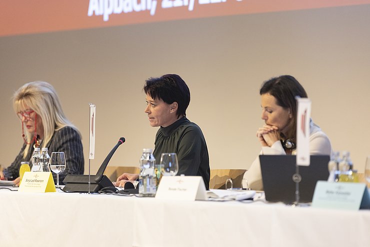 Die geschäftsführende Landtagspräsidentin Sonja Ledl-Rossmann (Mitte) eröffnet die Sitzung des Gemeinsamen Landtages.