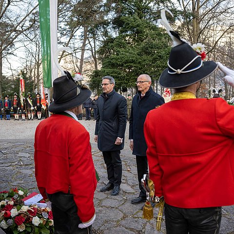 Tirols LH Anton Mattle und Südtirols LH Arno Kompatscher bei der Kranzniederlegung am Bergisel. 