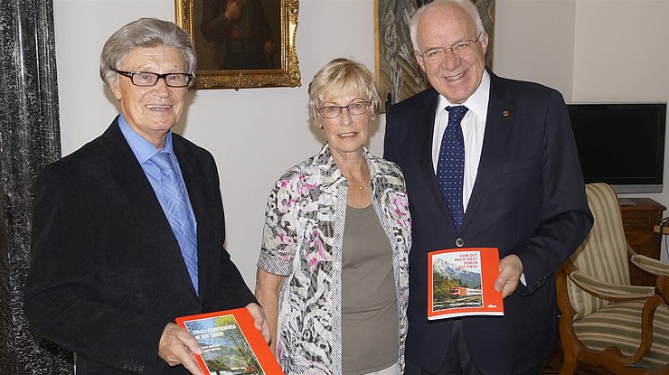 (von links): die Buchautouren Helmut Pawelka und Angela Jursitzka mit LTP Herwig van Staa