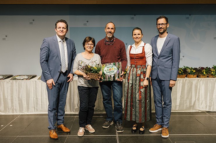 © Tiroler Bildungsforum/Hörtnagl Die Ausgezeichneten aus dem Bezirk Lienz sind zu sehen.