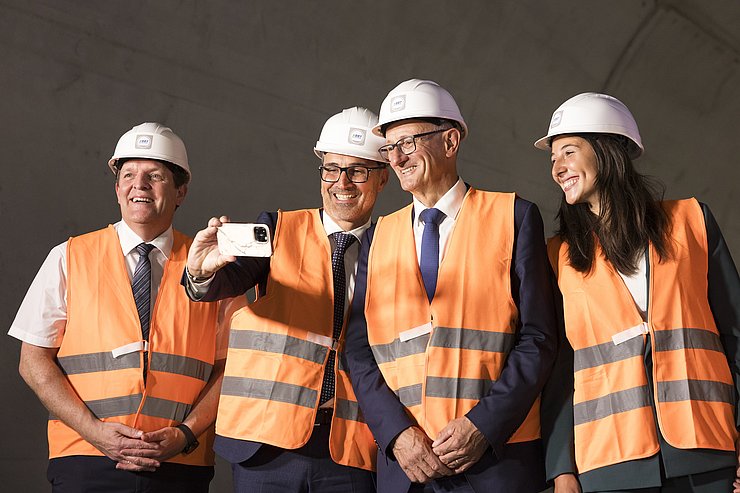 Momente, die auch am eigenen Smartphone festgehalten werden (v.li.): LR René Zumtobel, Südtirols LH Arno Kompatscher, LH Anton Mattle und EU-Abgeordnete Sophia Kircher.