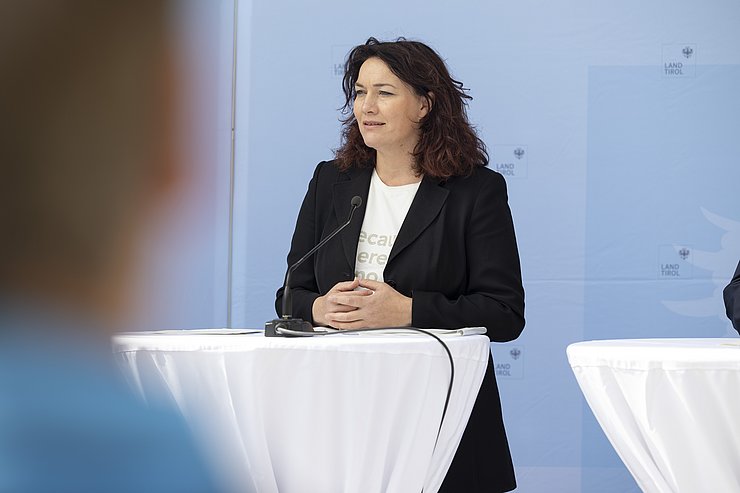 © Land Tirol/Die Fotografen LHStvin Felipe am Rednerpult