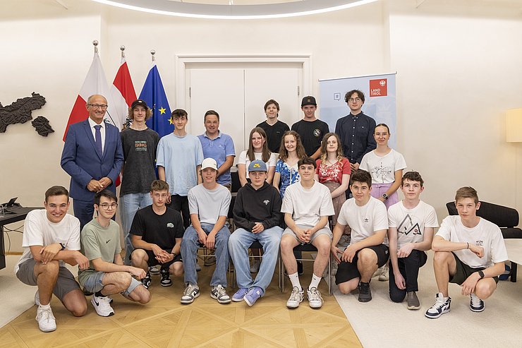 Die 2. Klasse der HAK Imst mit Landeshauptmann Anton Mattle