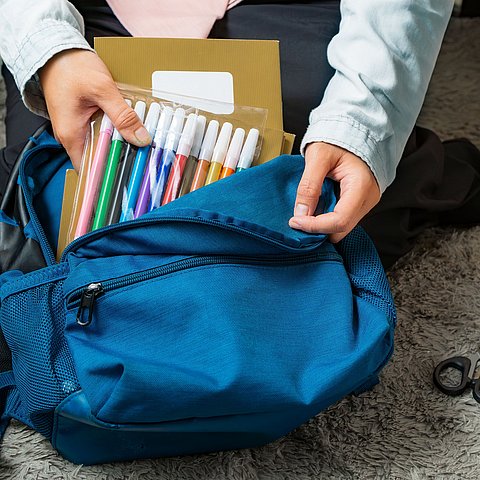 Schüler packt Schultasche