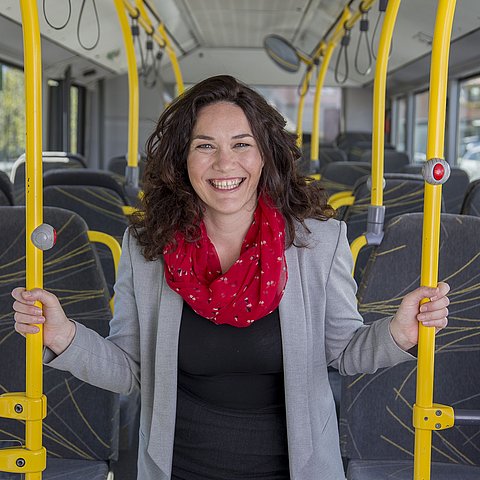 LHStvin Ingrid Felipe in einem Autobus.