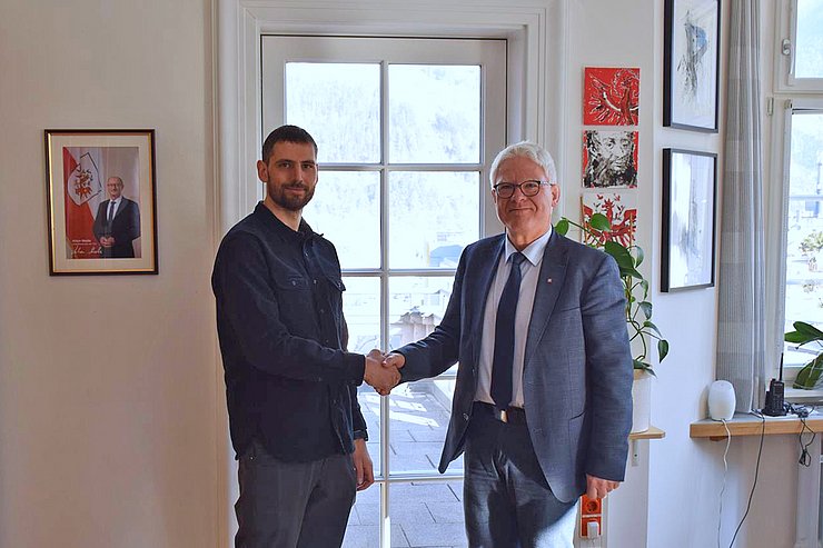 Zwei Männer schütteln sich die Hände.