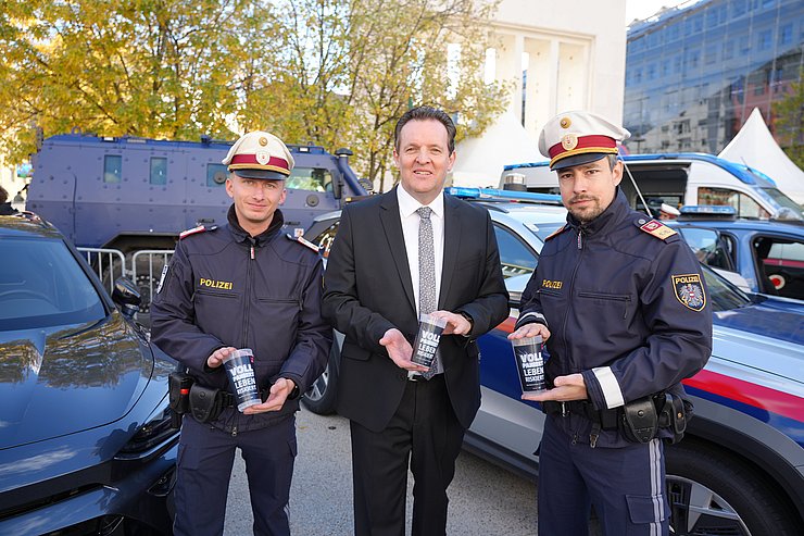 LR Rene Zumtobel beim Stand der Polizei am Landhausplatz.