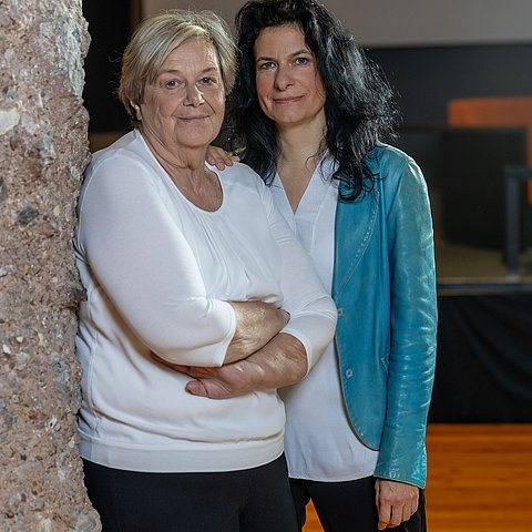 Zwei Frauen stehen nebeneinander