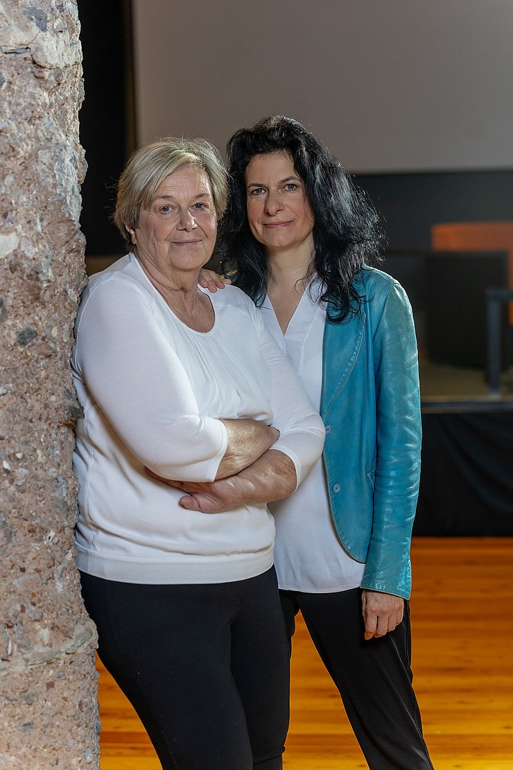 Zwei Frauen stehen nebeneinander