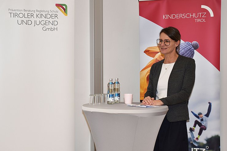 Geschäftsführerin Sansone trägt vor.