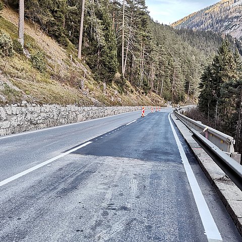 Neu asphaltierte Straße