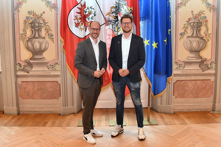 © Land Tirol/Pichler Gruppenfoto vor Fahnen