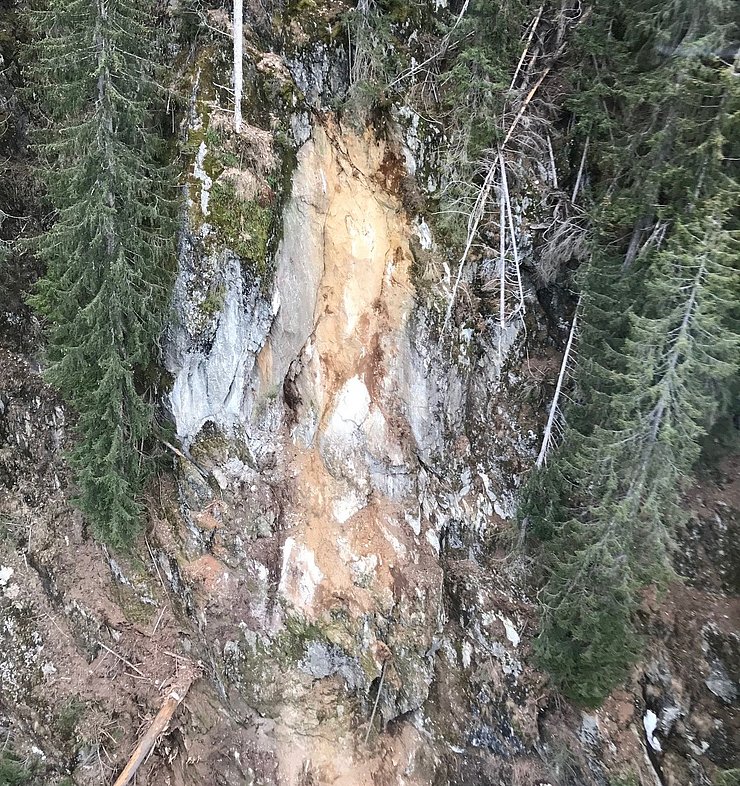 Die Abbruchstelle des rund 30 Kubikmeter großen Felsblockes vom Landeshubschrauber aus fotografiert.