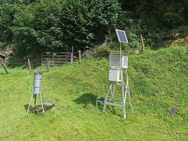 Bild von einer Messstelle auf einer Wiese.