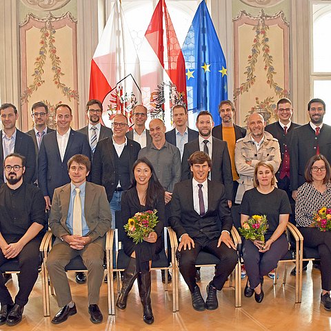 Hintere Reihe von links nach rechts: LR Anton Mattle, DI Martin Hellweger, DI Christian Kerber, DI Bernhard Zangerl, Architekt DI Bernhard Desing, Architekt DI Karsten Kundinger, DI Lukas Praxmarer, Sektionsvorsitzender Architekt DI Christian Höller, DI Alexander Kreidl, DI Manfred Salcher, Architekt DI Robert Wibmer, Architekt DI Markus Schmid, DI Christoph Hans Hofer, DI Dominik Ebner und Präsident Architekt DI Hanno Vogl-Fernheim. Vordere Reihe von links nach rechts: Architekt DI Alexander Topf, DI Marco Hermann Kofler, Architektin BArch. Winny Wing Yuen Lau, Architekt DI Andreas Schirmer, Architektin DI Ursula Homma und Architektin DI Heike Bablick.