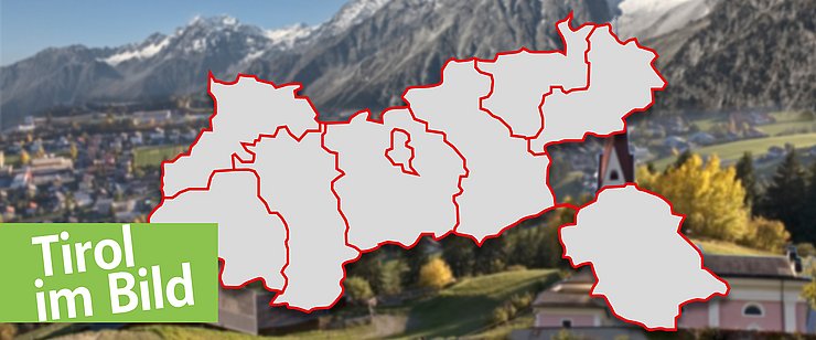 Eine Tirol Karte in grafischer Darstellung befindet sich vor einer Collage, die aus einem Berg einem Dorf und einer Kirche im Vordergrund besteht.
