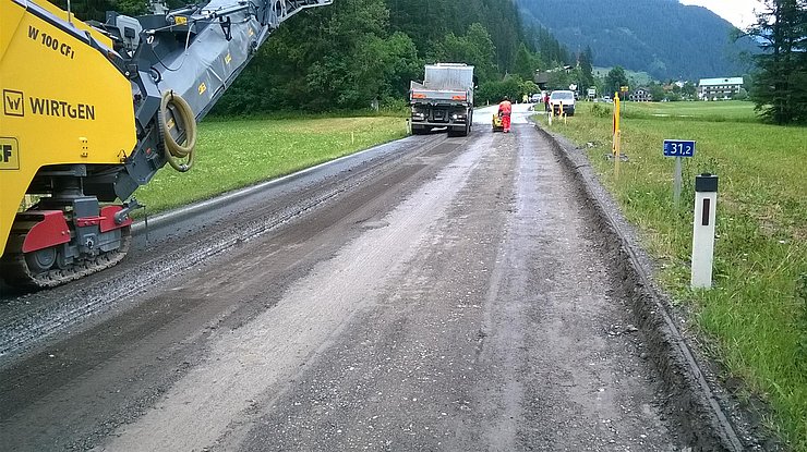 © Land Tirol/Huber O. Abtrag Asphaltfraesungen