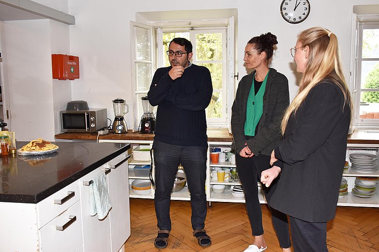 LRin, Haider und Onay stehen in der Gemeinschaftsküche