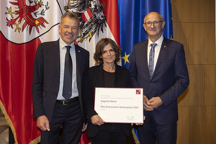 © Land Tirol/Die Fotografen Landeshauptmann Anton Mattle und Innsbrucks Bürgermeister-Stellvertreter Georg Willi gratulieren Angelika Rainer zum Otto-Grünmandl-Literaturpreis.