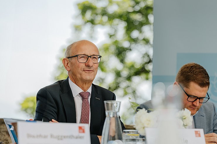 LH Mattle bei PK sprechend