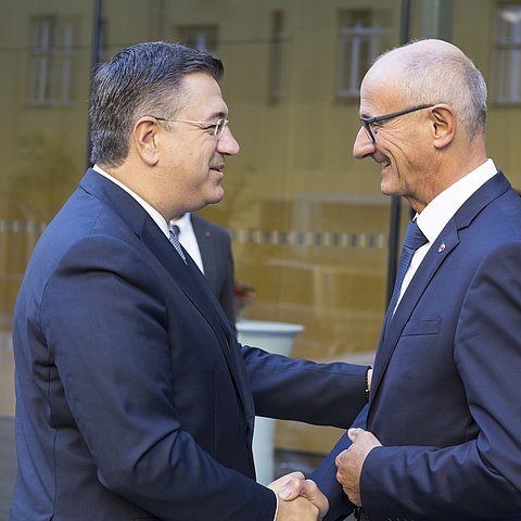 Herzlich Willkommen im Innsbrucker Landhaus: LH Anton Mattle (rechts) begrüßt EU-Kommissar Apostolos Tzitzikostas.