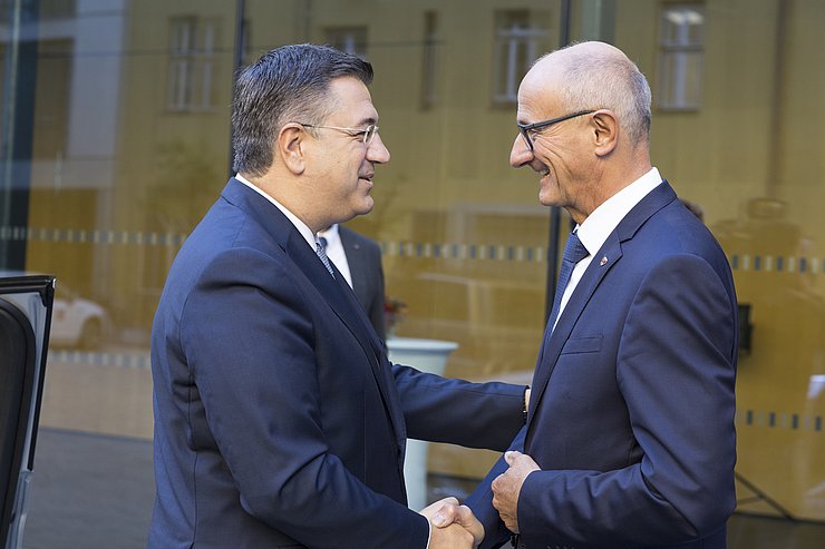Herzlich Willkommen im Innsbrucker Landhaus: LH Anton Mattle (rechts) begrüßt EU-Kommissar Apostolos Tzitzikostas.