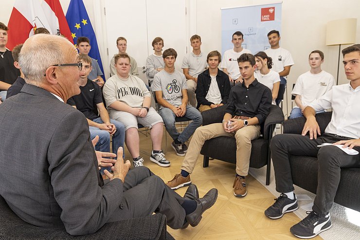 Der Landeshauptmann spricht zur Klasse.