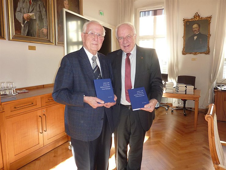 © Foto: Land Tirol/Abdruck honorarfrei BU: v.l. der Autor Peter Pichler und LTP van Staa