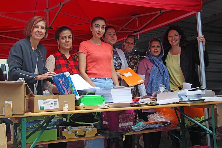 Nachhaltigkeitslandesrätin LHStvin Ingrid Felipe und Soziallandesrätin Gabriele Fischer gemeinsam mit am Projekt teilnehmenden Asylwerberinnen