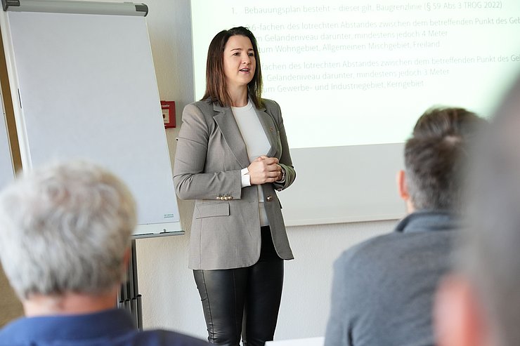 © Land Tirol/Brandhuber Mair stehend und redend