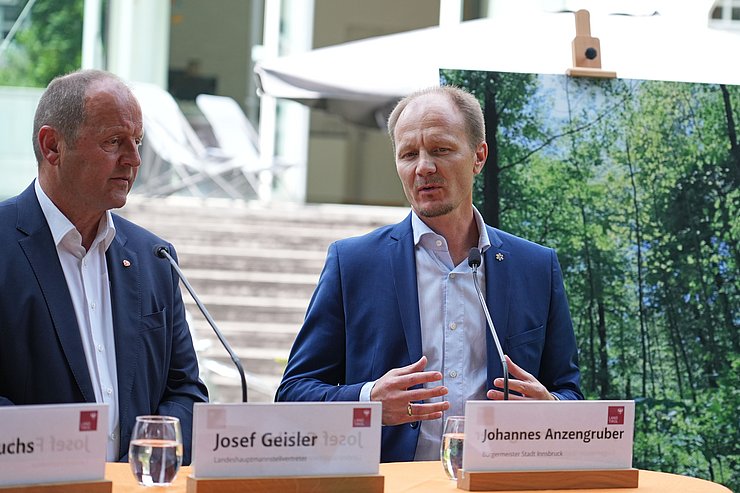 Bgm Anzengruber bei PK sprechend