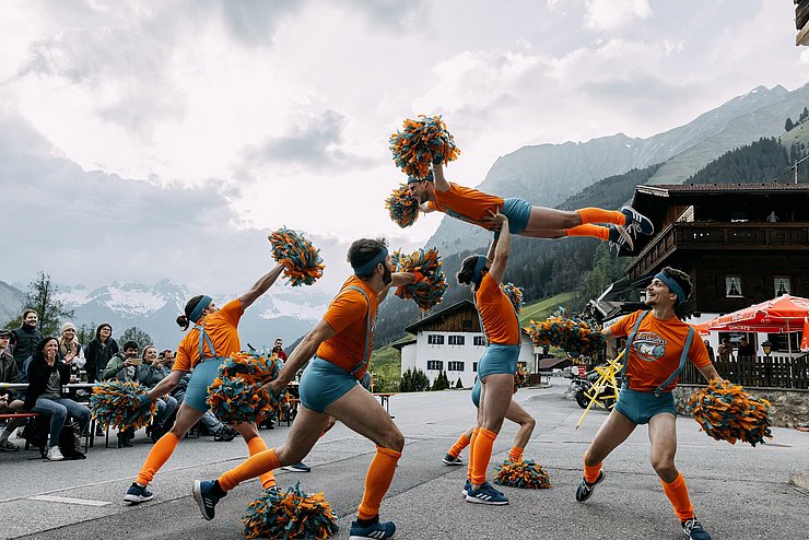 © S. Salvemini Mehrere Menschen führen eine Performance aus.