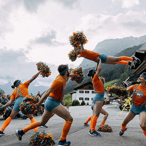 Mehrere Menschen führen eine Performance aus.