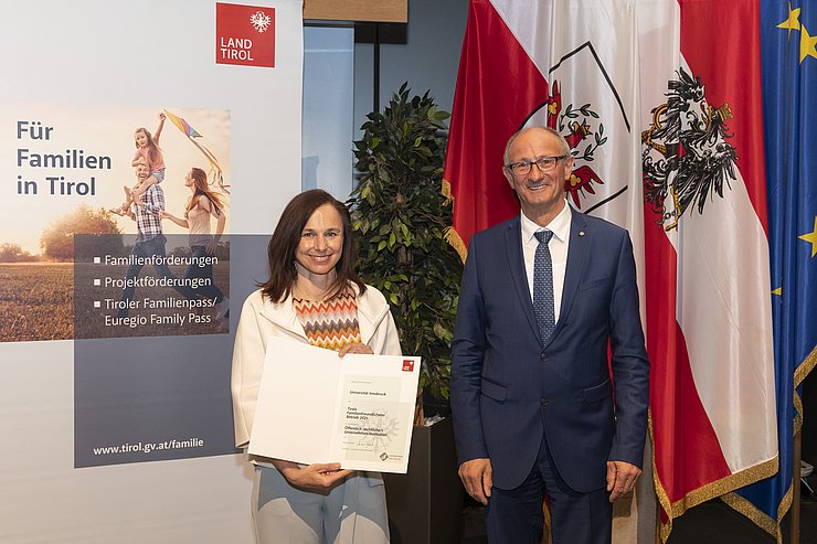 Landesrat Mattle mit einer Vertreterin der Universität Innsbruck