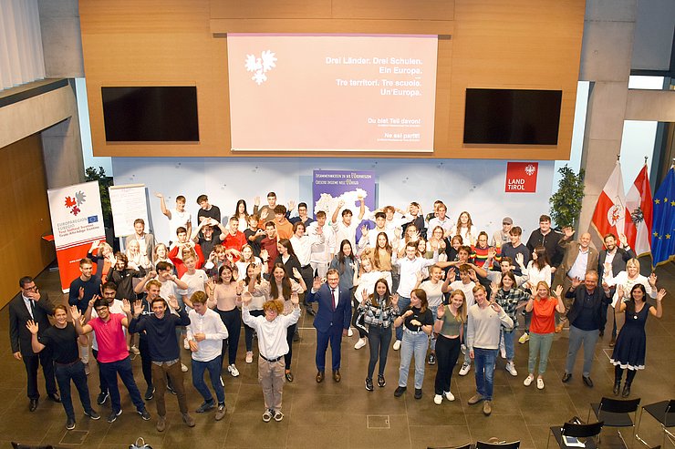 © Land Tirol/Pölzl Landeshauptmann Platter und Landtags-VizepräsidentinSophia Kircher mit den 60 SchülerInnen aus Tirol, Südtirol und dem Trentino