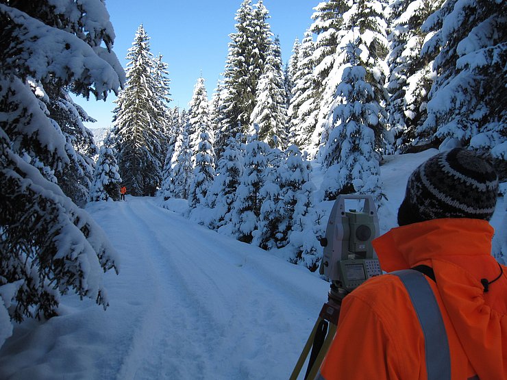 Vermessungstechniker am Theodoliten