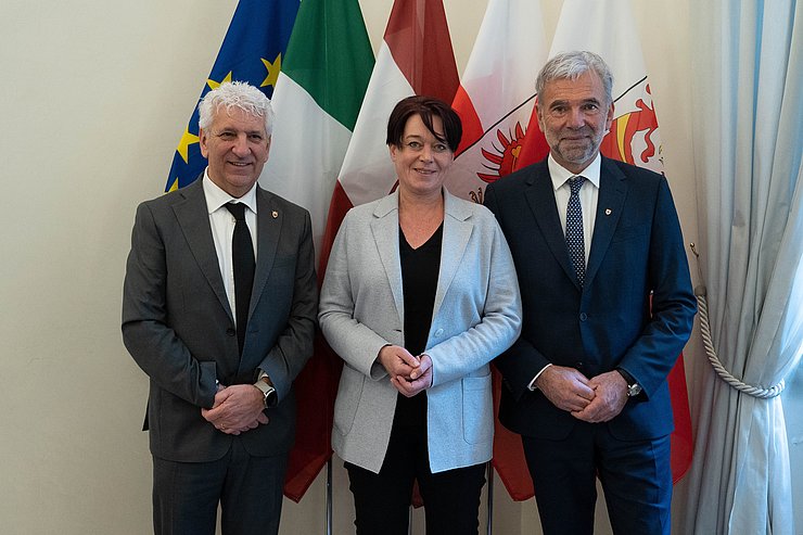 Landtagspräsidentin Sonja Ledl-Rossmann traf sich mit ihren Amtskollegen Arnold Schuler (re., Südtirol) und Claudio Soini (Trentino) in Trient.