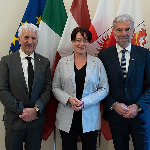 Landtagspräsidentin Sonja Ledl-Rossmann traf sich mit ihren Amtskollegen Arnold Schuler (re., Südtirol) und Claudio Soini (Trentino) in Trient.